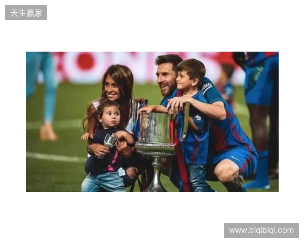 安东内拉晒一家人同美职联奖杯合照:恭喜亲爱的,我们爱你 安东内拉晒一家人同美职联奖杯合照:恭喜亲爱的,我们爱你
